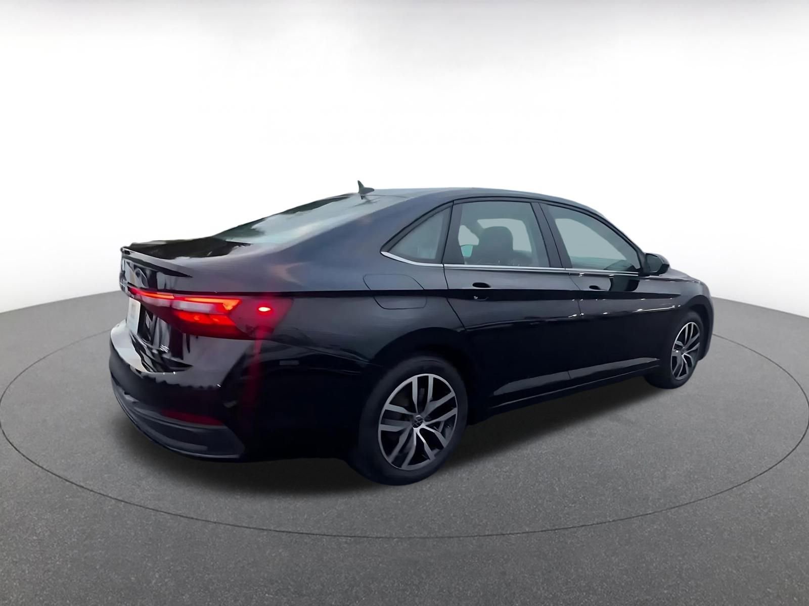 Used 2025 Volkswagen Jetta SE image 15