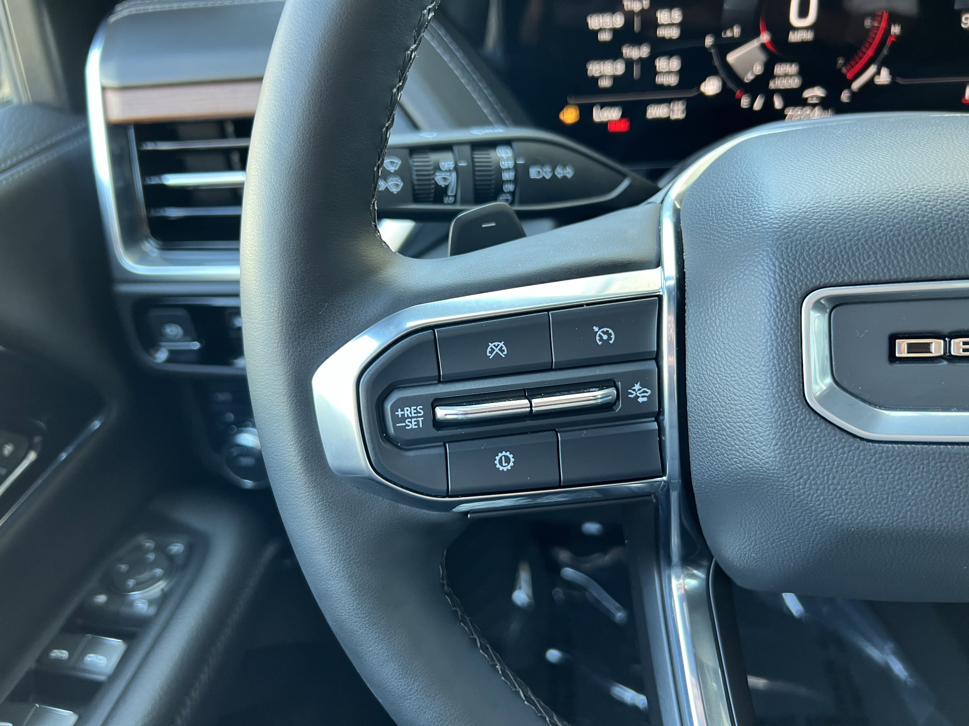 Used 2025 GMC Yukon XL Denali image 34