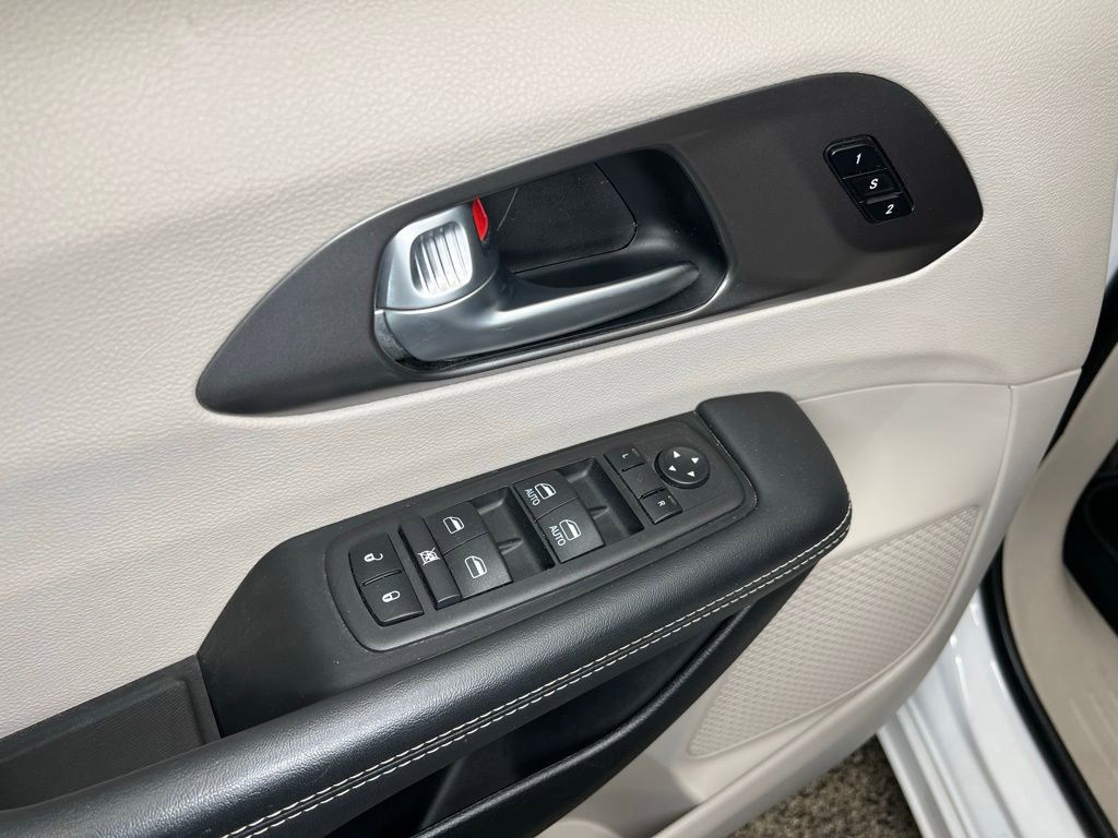 Used 2024 Chrysler Pacifica Touring-L image 17