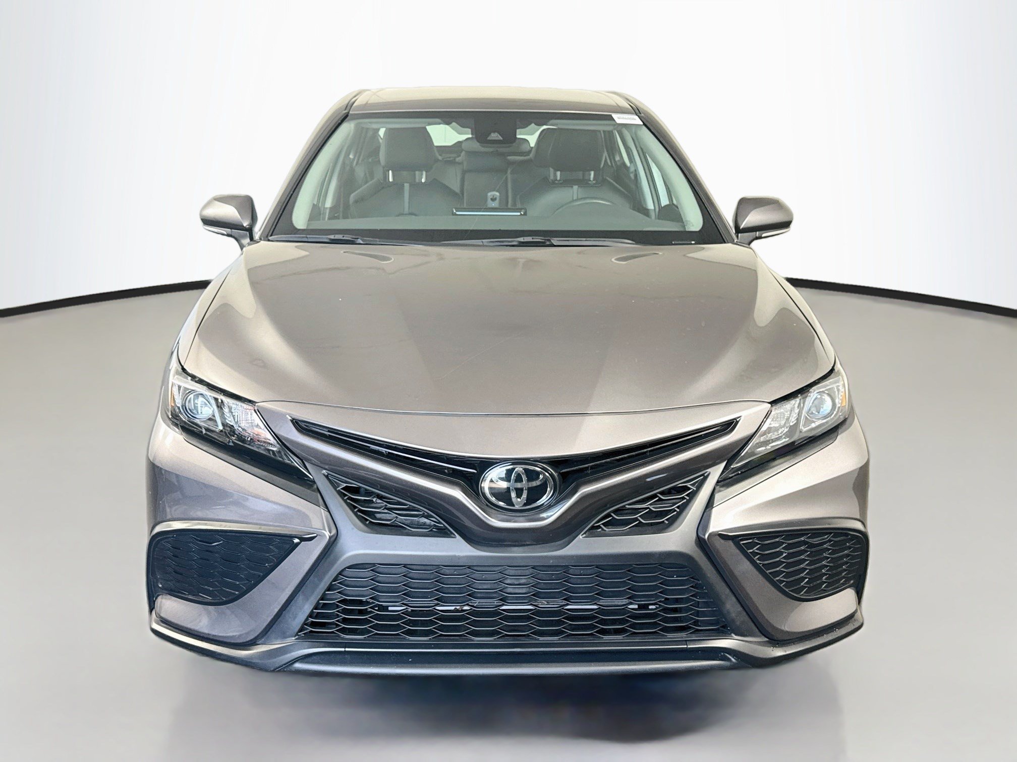 Used 2024 Toyota Camry SE FWD image 2