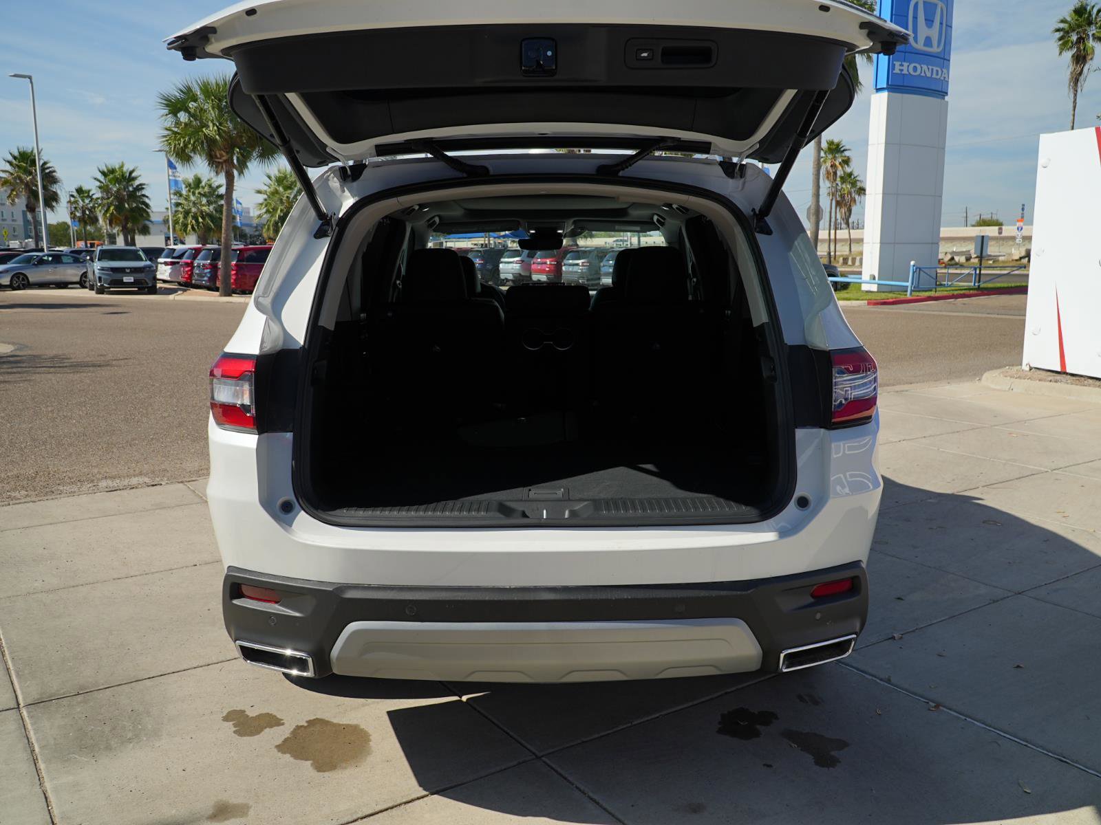 New 2025 Honda Pilot Touring image 7