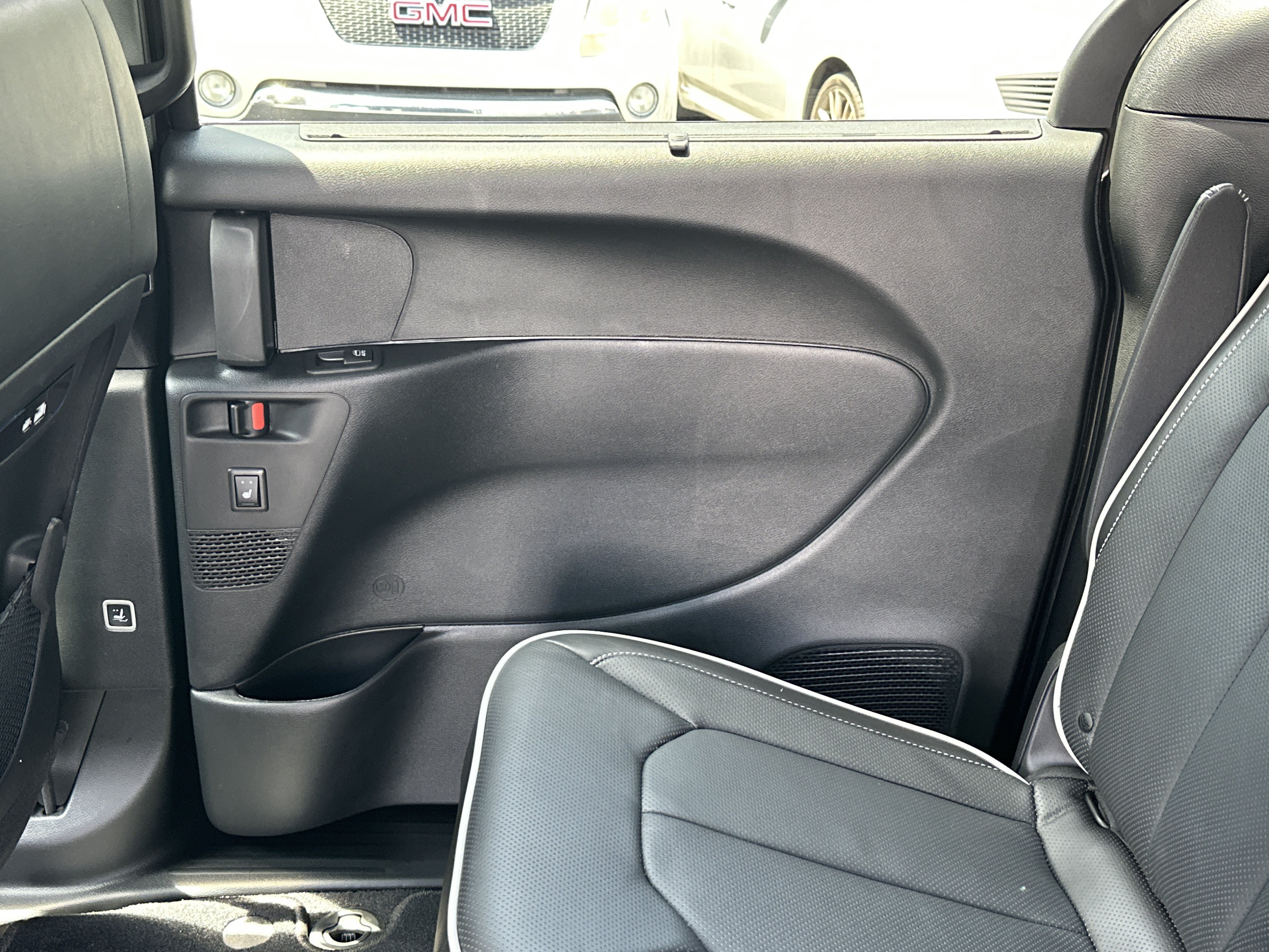 New 2027 Chrysler Pacifica Limited FWD image 15