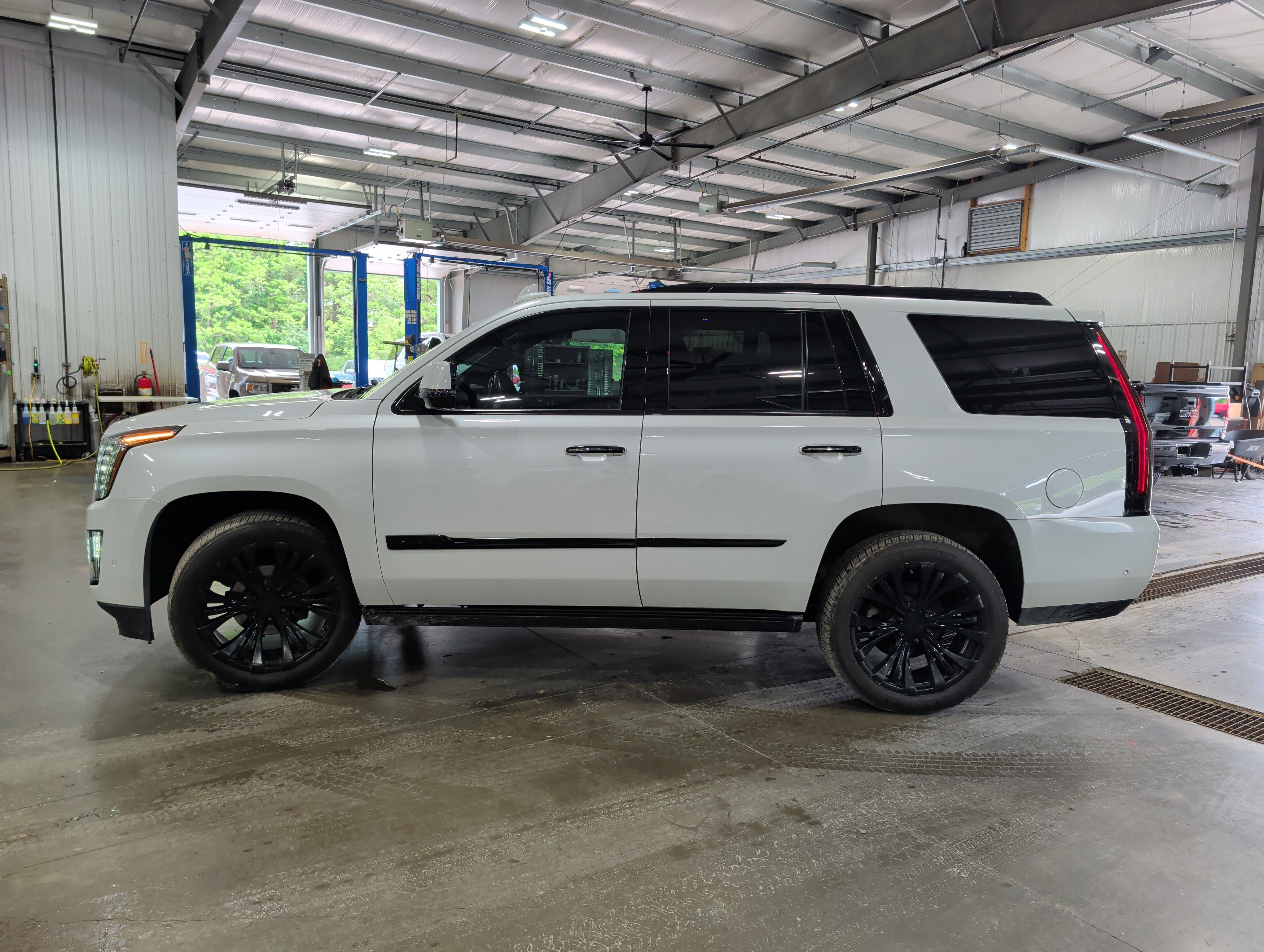 Used 2020 Cadillac Escalade Platinum AWD/4WD image 5