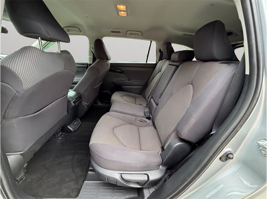 Used 2020 Toyota Highlander LE FWD image 31