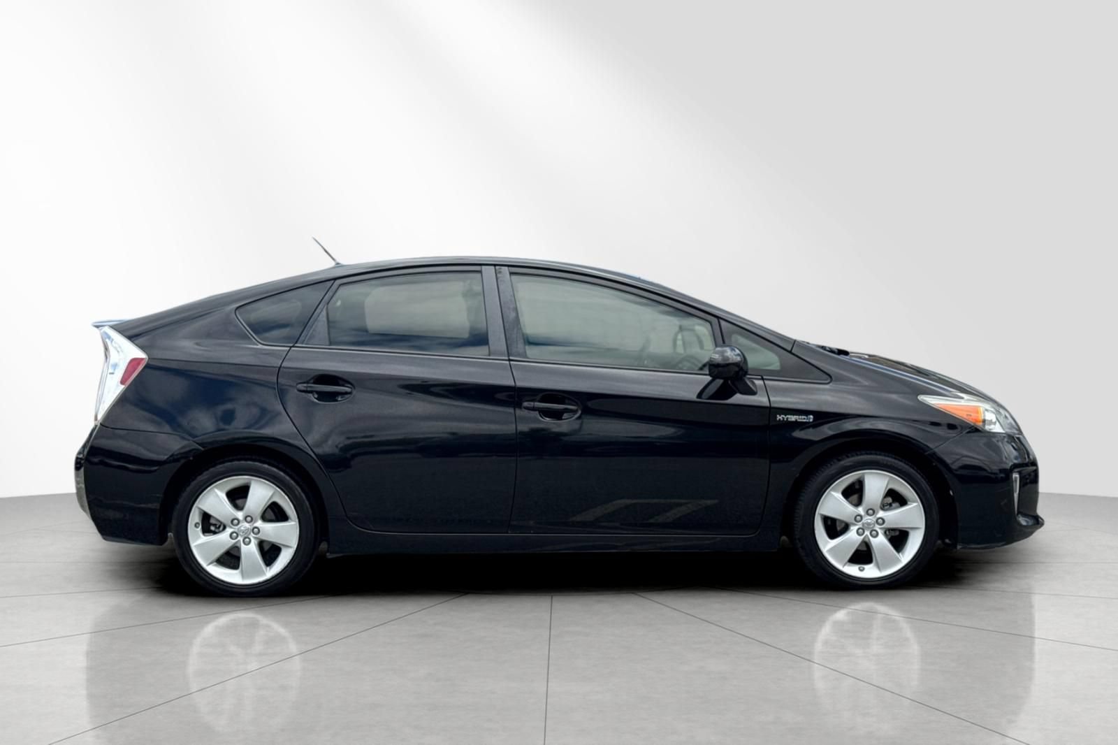 Used 2015 Toyota Prius Five FWD image 3