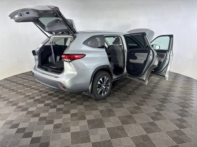 Used 2020 Toyota Highlander XLE w/ Protection Package #3 AWD/4WD image 17