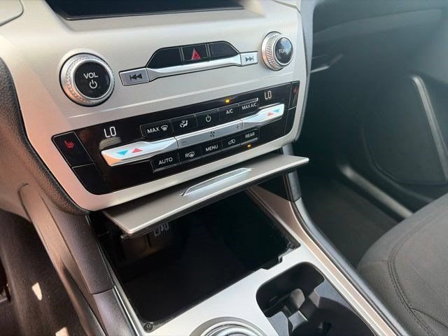 Used 2021 Ford Explorer XLT AWD/4WD image 25
