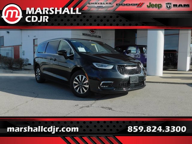 Used 2024 Chrysler Pacifica Select