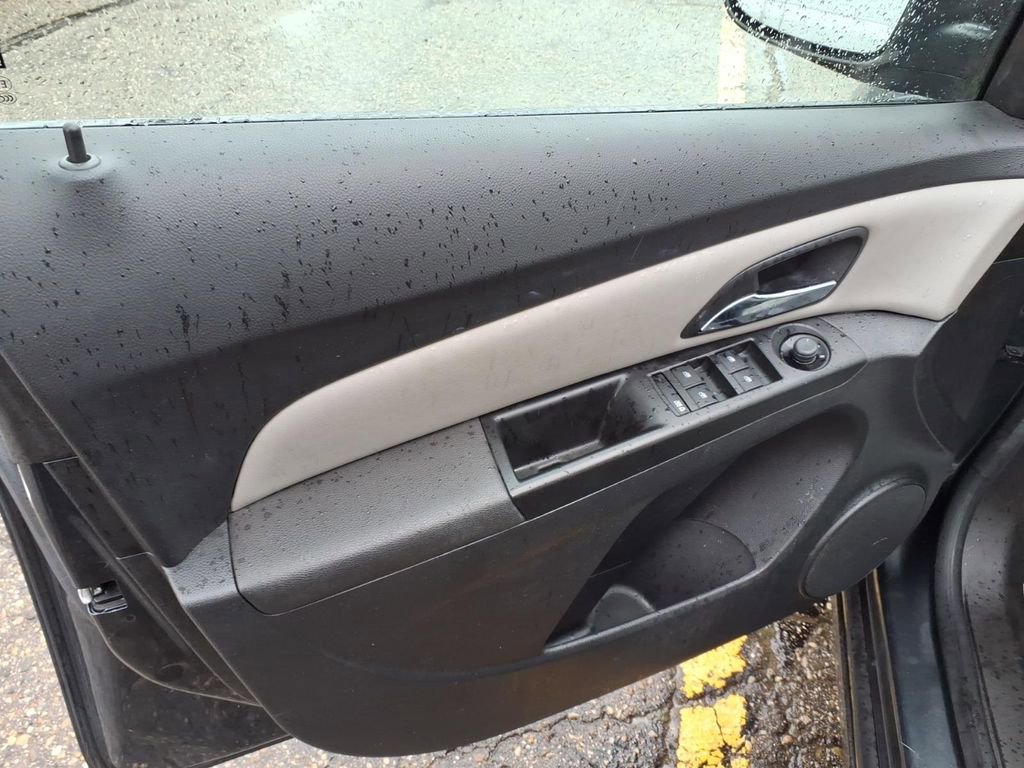 Used 2013 Chevrolet Cruze LS FWD image 11