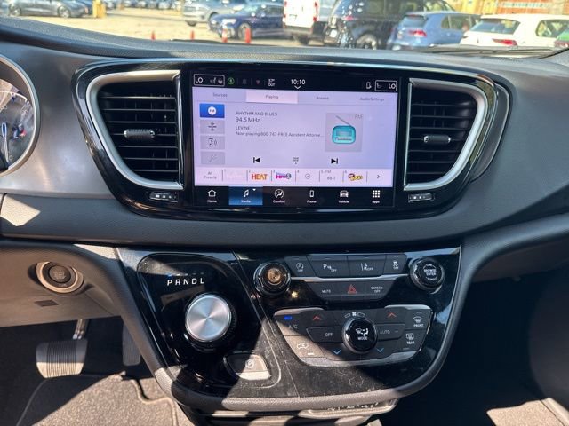 Used 2025 Chrysler Pacifica Select image 16