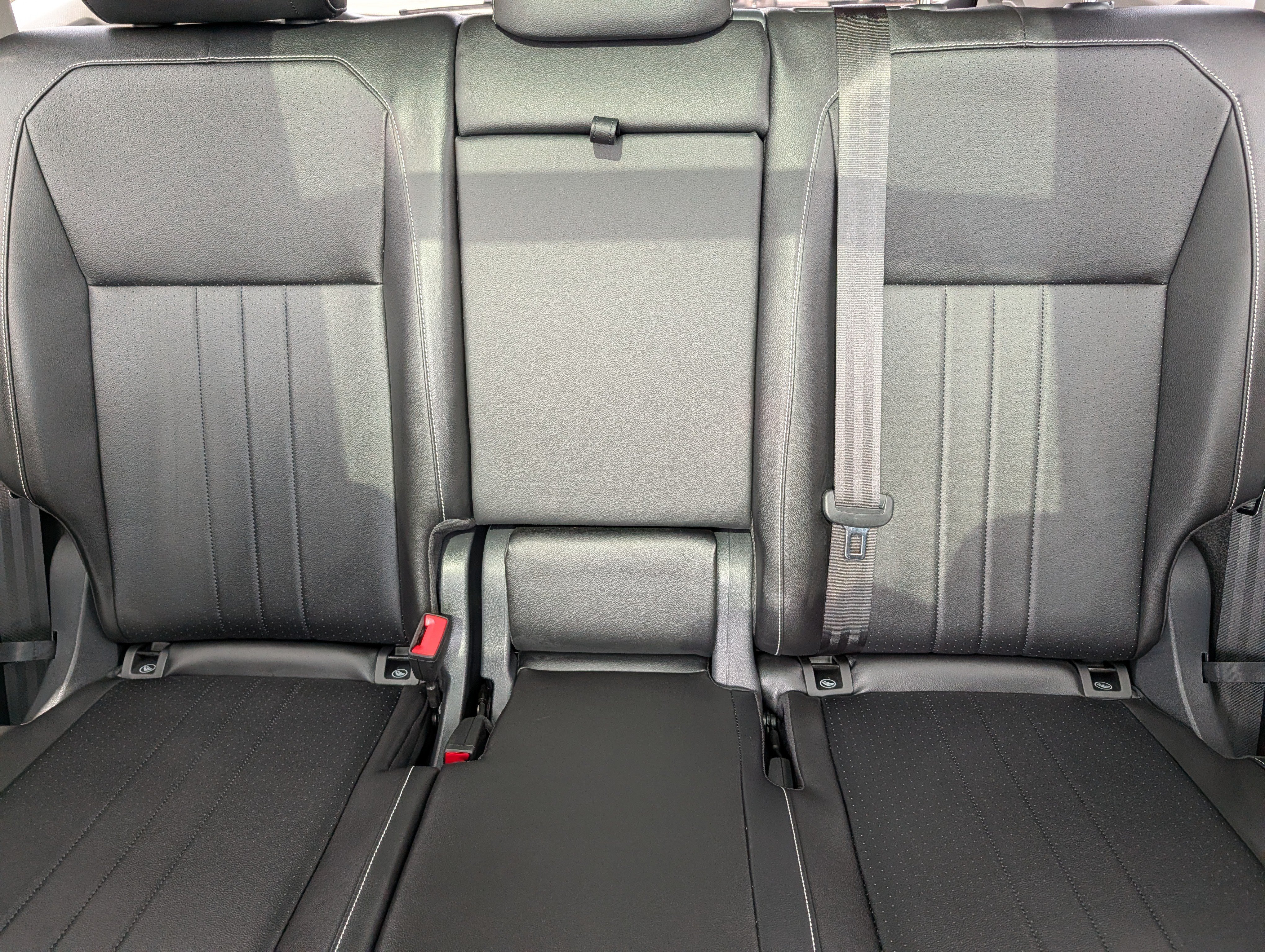 Used 2024 Volkswagen Tiguan SE w/ Panoramic Sunroof Package AWD/4WD image 13