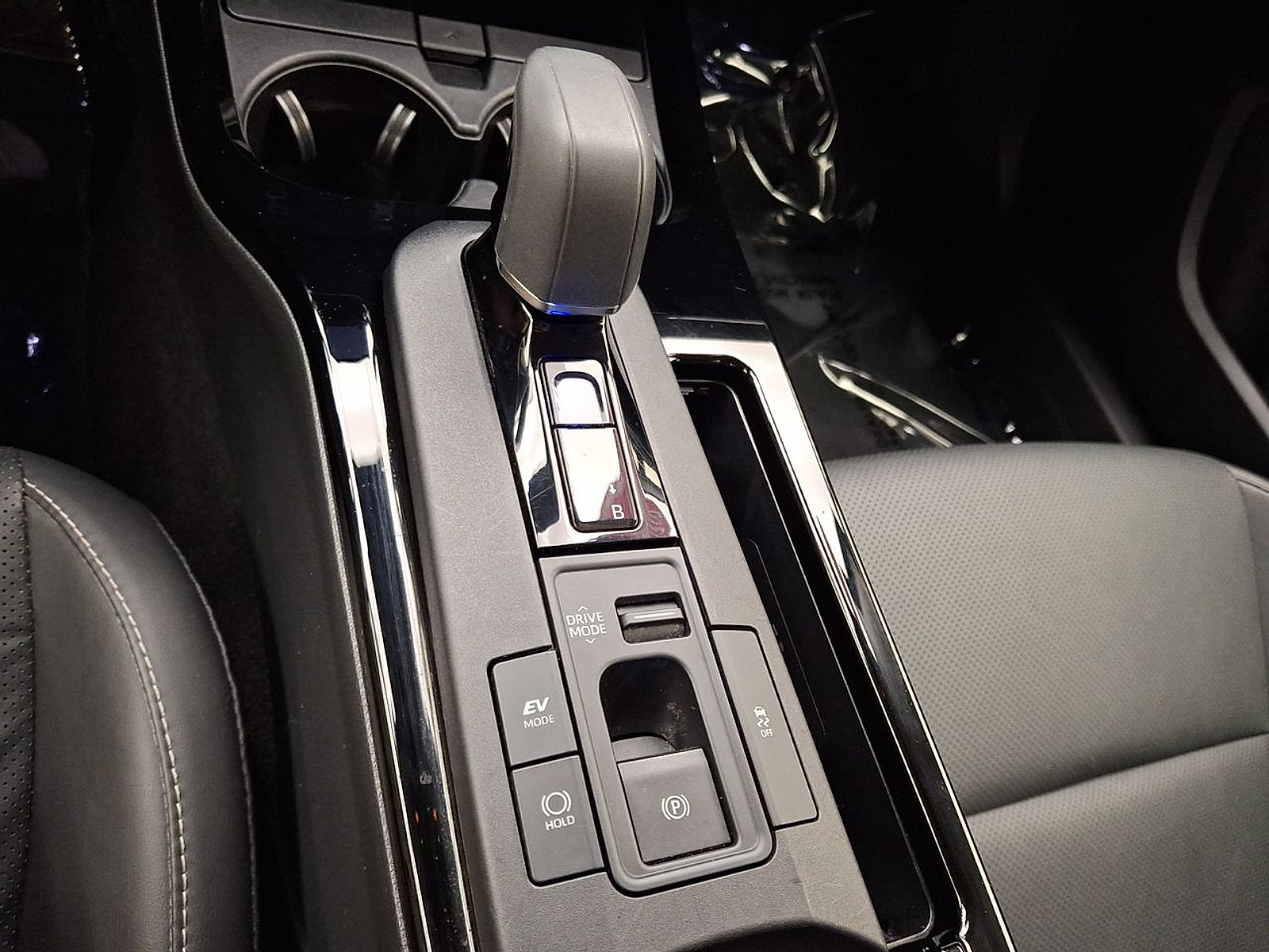 Certified 2024 Toyota Prius XLE AWD/4WD image 16