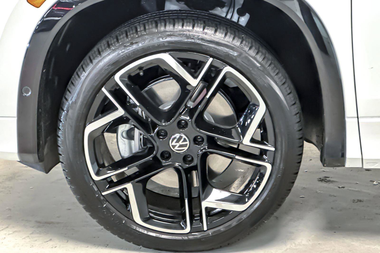 New 2026 Volkswagen Tiguan SEL R-Line AWD/4WD image 25