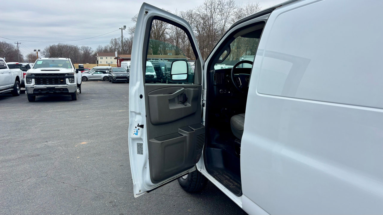 Used 2017 Chevrolet Express 3500 Extended image 15