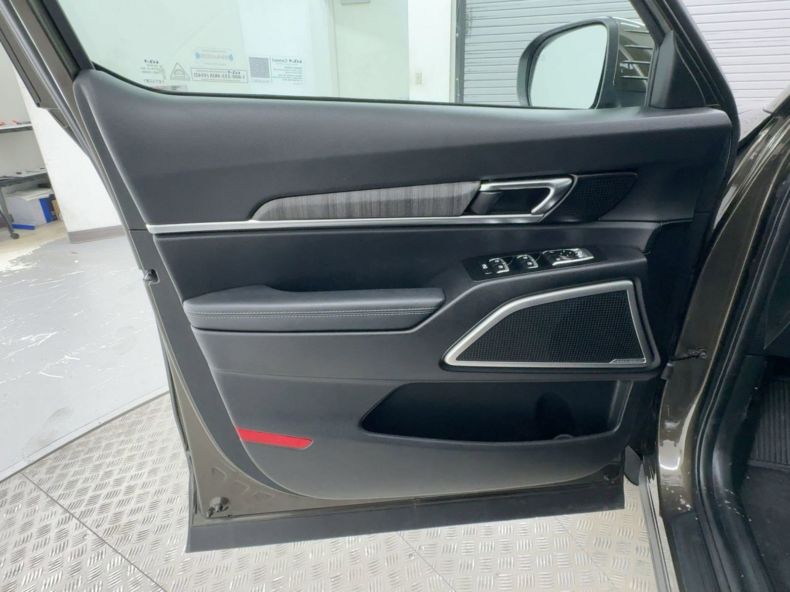 Used 2024 Kia Telluride EX w/ EX Captain's Chair Package image 21