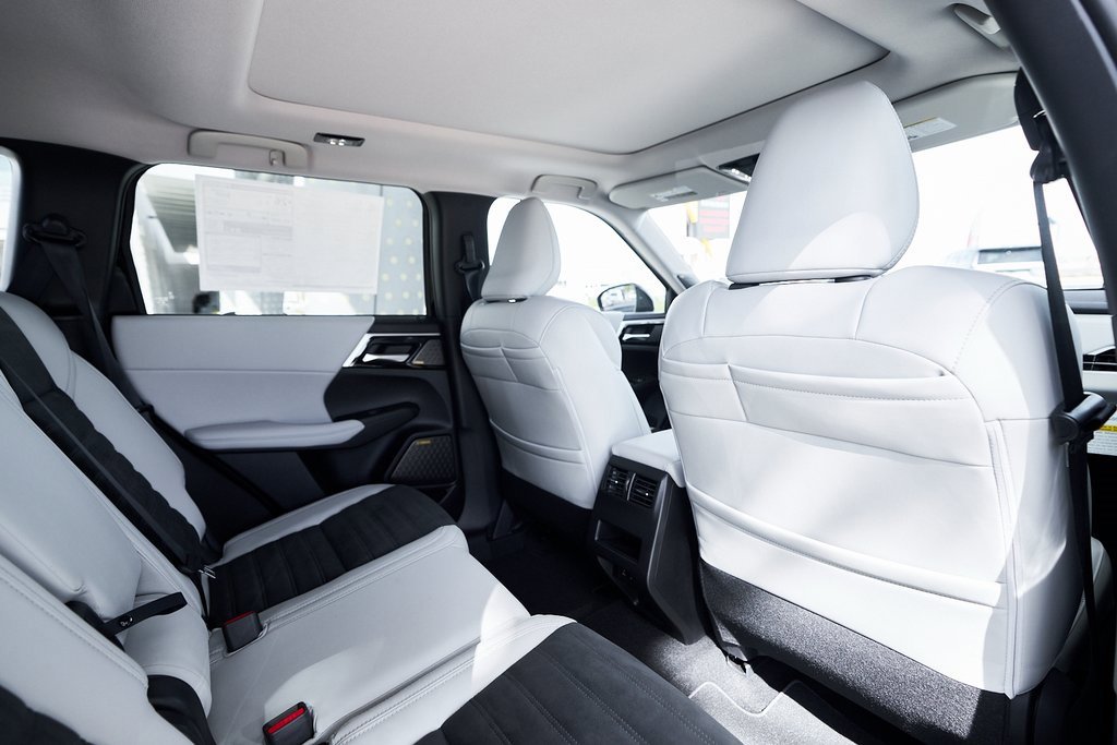 New 2025 Mitsubishi Outlander SE image 25