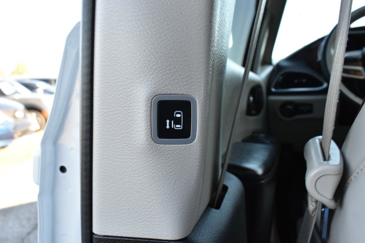 Used 2020 Chrysler Pacifica Limited image 50