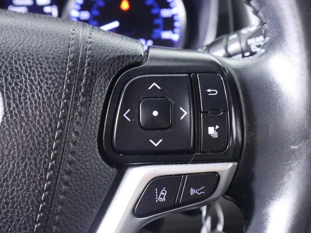 Used 2019 Toyota Highlander Plus AWD/4WD image 13