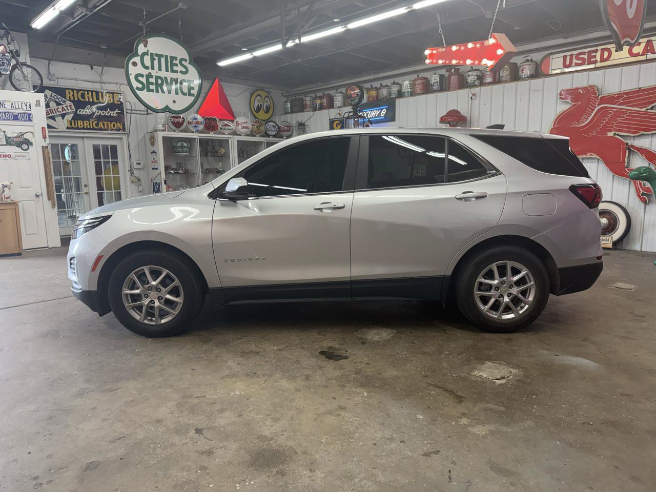 Used 2022 Chevrolet Equinox LT FWD image 2