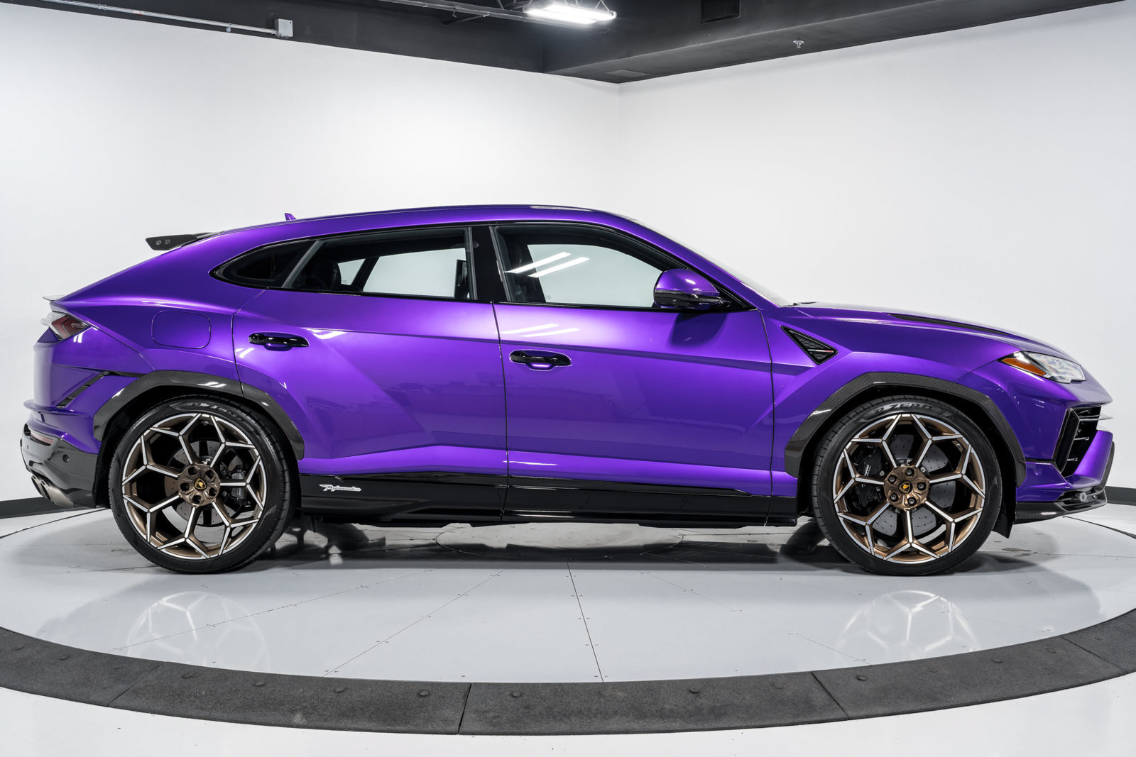 Used 2023 Lamborghini Urus Performante AWD/4WD image 2