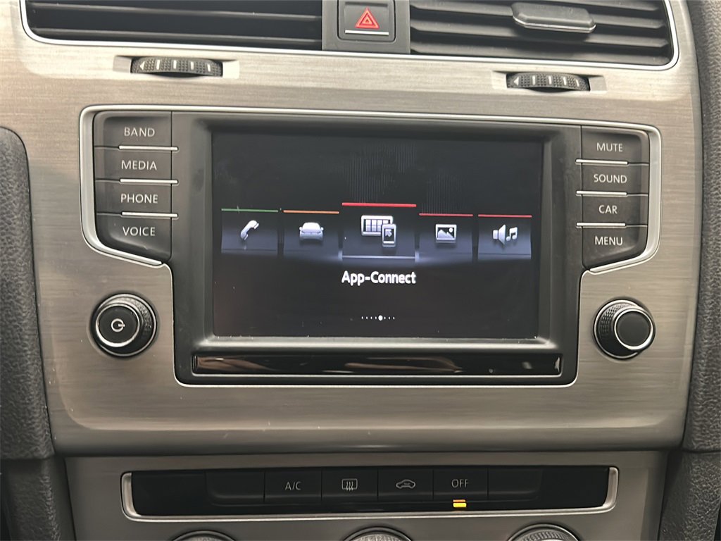 Used 2016 Volkswagen Golf S image 21