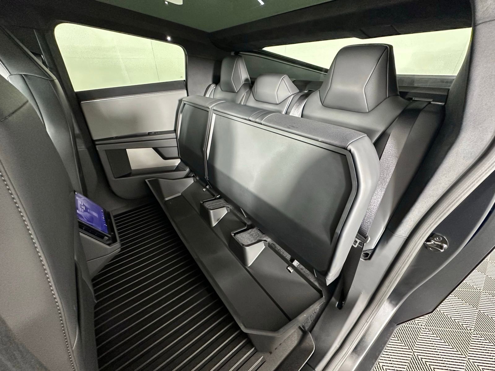 Used 2025 Tesla Cybertruck AWD Crew Cab image 38