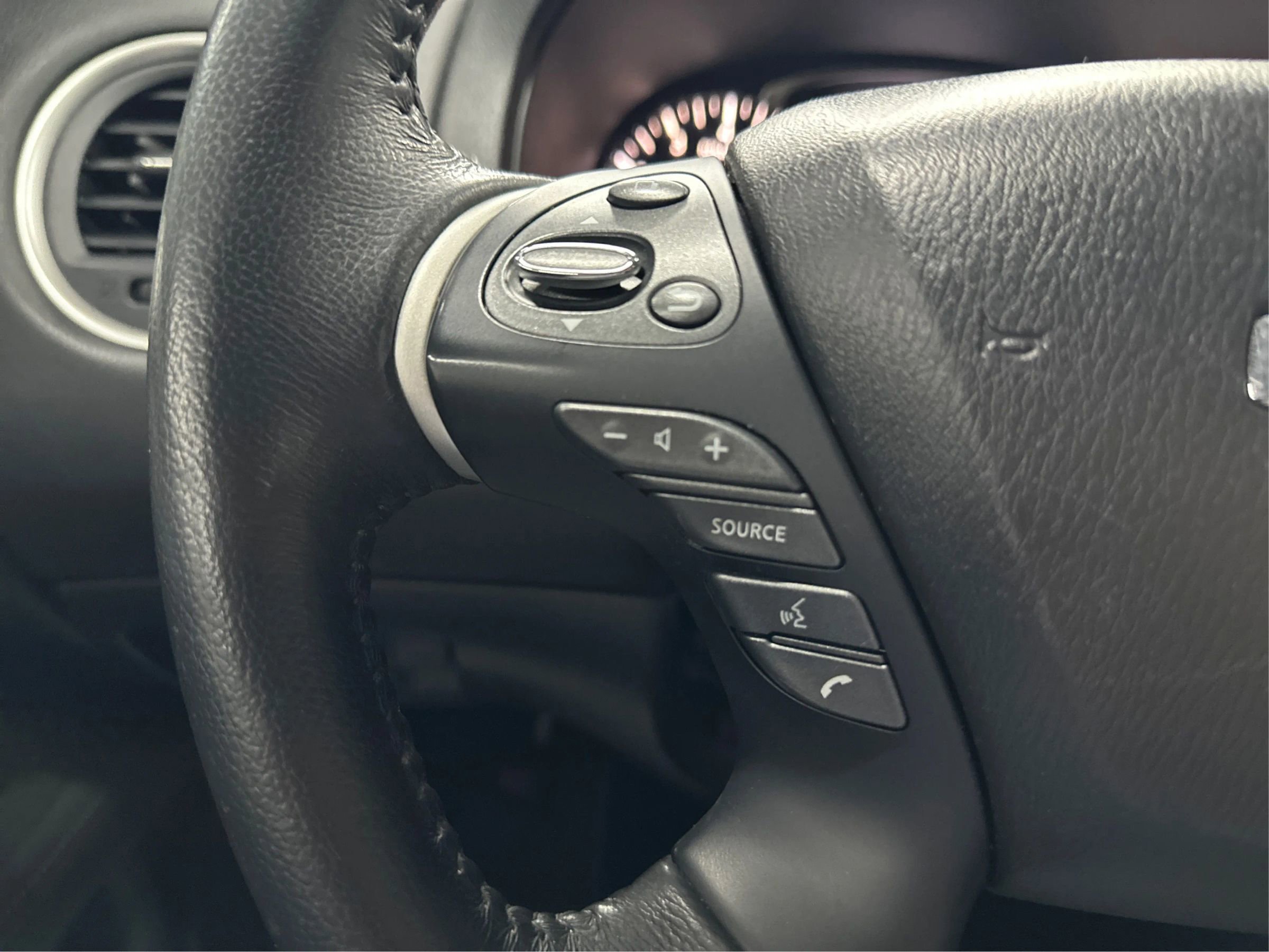 Used 2019 Nissan Pathfinder SV image 22