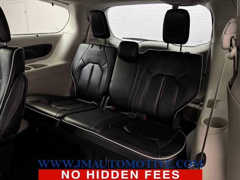 Used 2023 Chrysler Pacifica Limited image 17