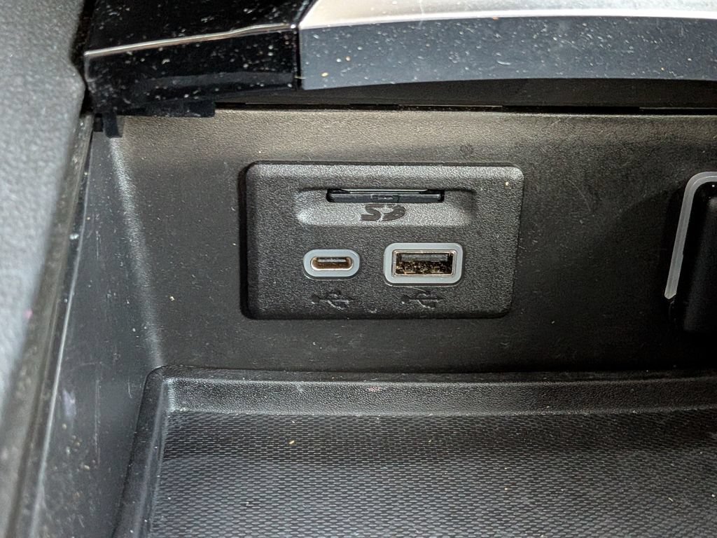 Used 2022 Buick Envision Essence w/ Technology Package I FWD image 24
