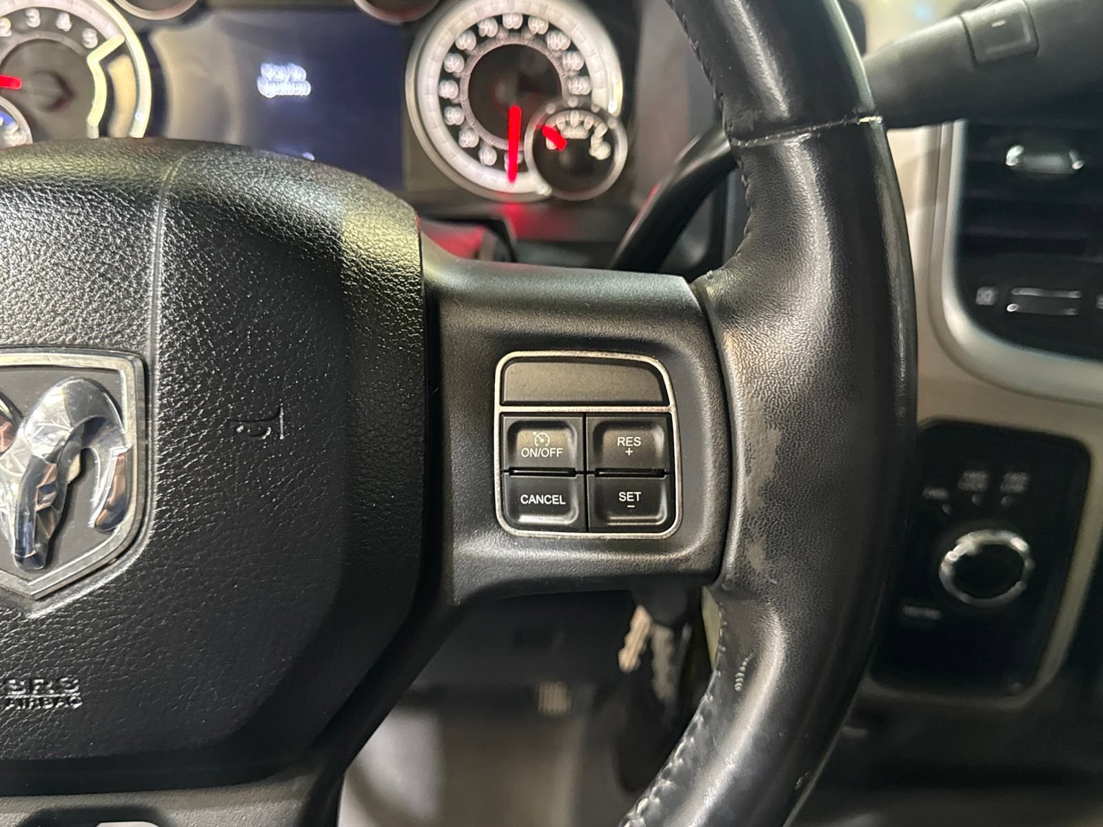 Used 2014 RAM 2500 SLT w/ Luxury Group AWD/4WD image 32