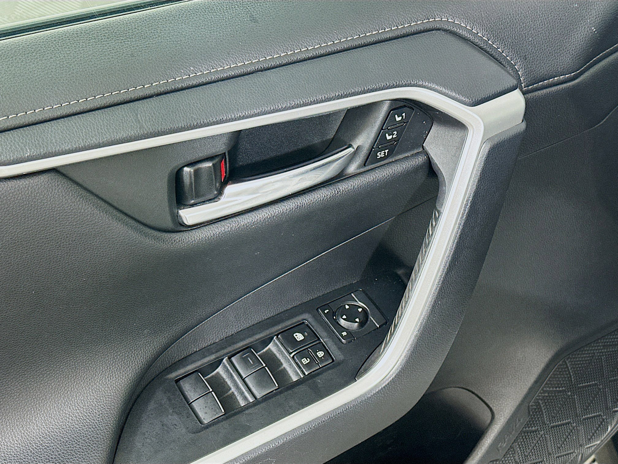 Used 2019 Toyota RAV4 Limited w/ Cold Weather Package FWD image 15
