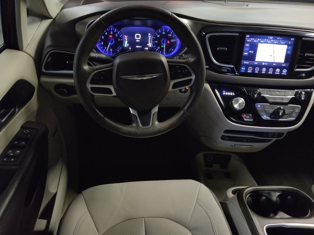 Used 2018 Chrysler Pacifica Touring-L Plus FWD image 22