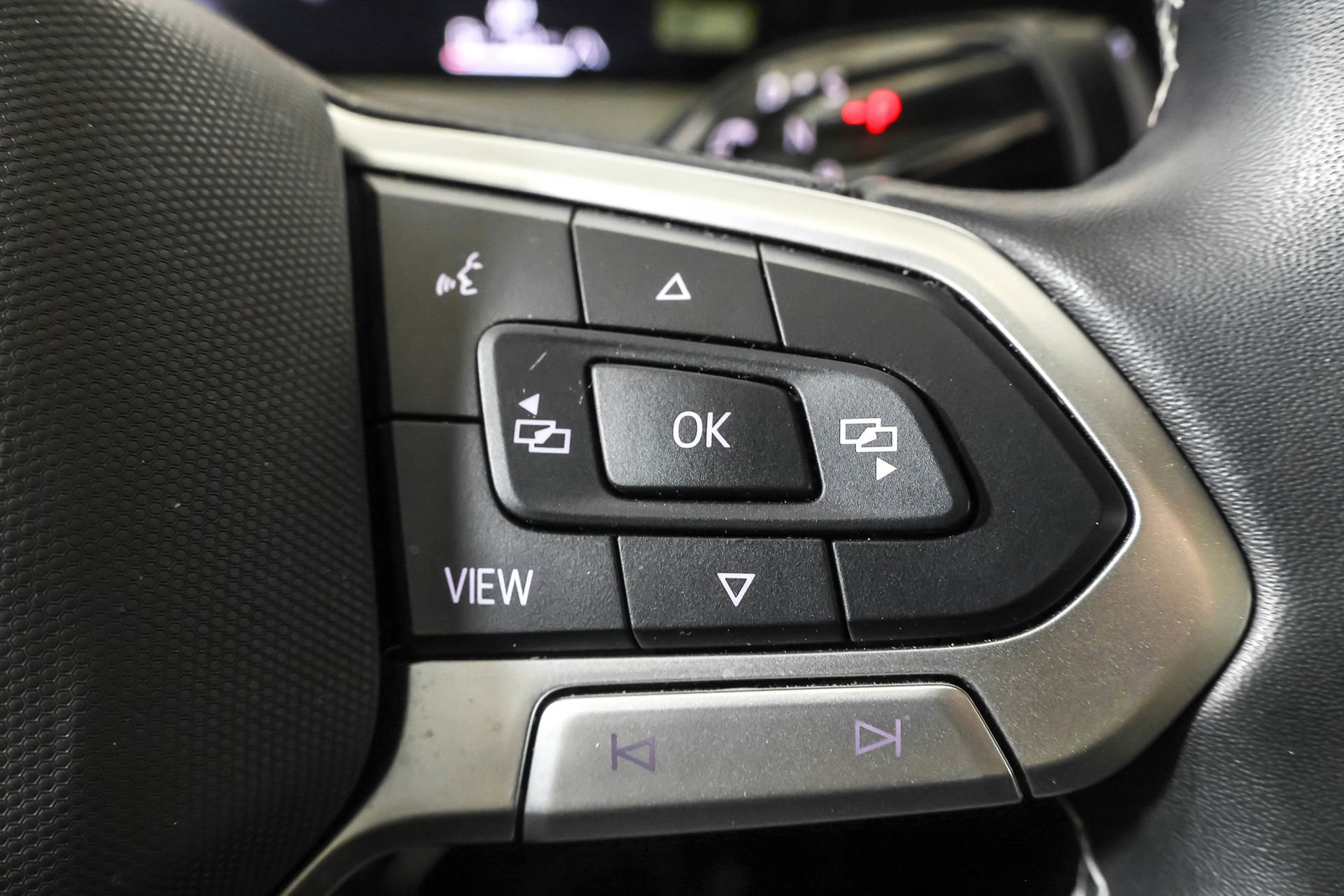 Used 2025 Volkswagen Tiguan SE w/ Panoramic Sunroof Package image 28