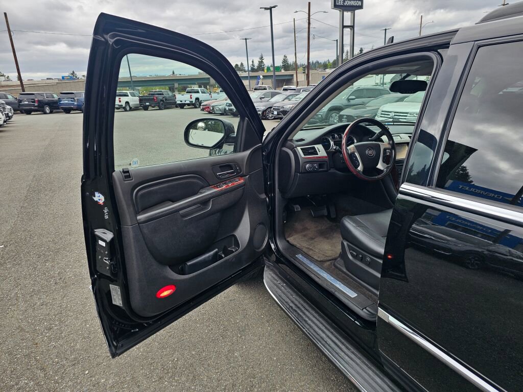 Used 2014 Cadillac Escalade Luxury AWD/4WD image 20