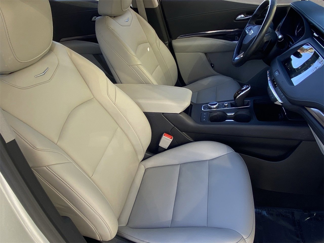 Used 2021 Cadillac XT4 Luxury w/ Cold Weather Package image 11