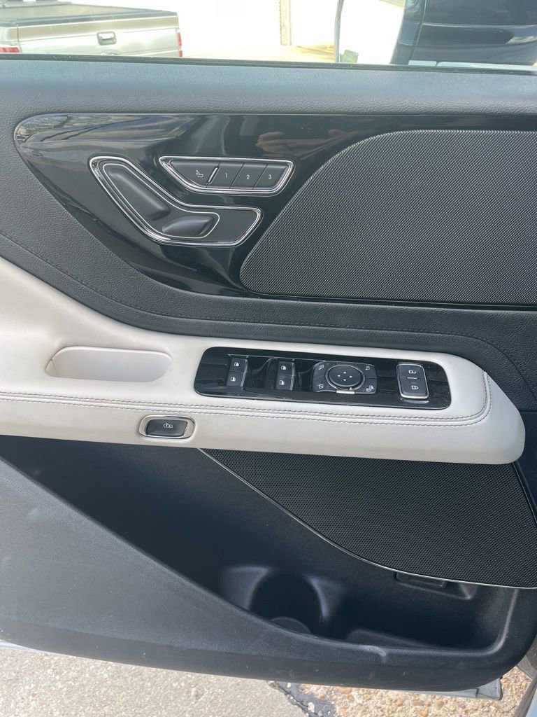 Used 2025 Lincoln Aviator 2WD image 14