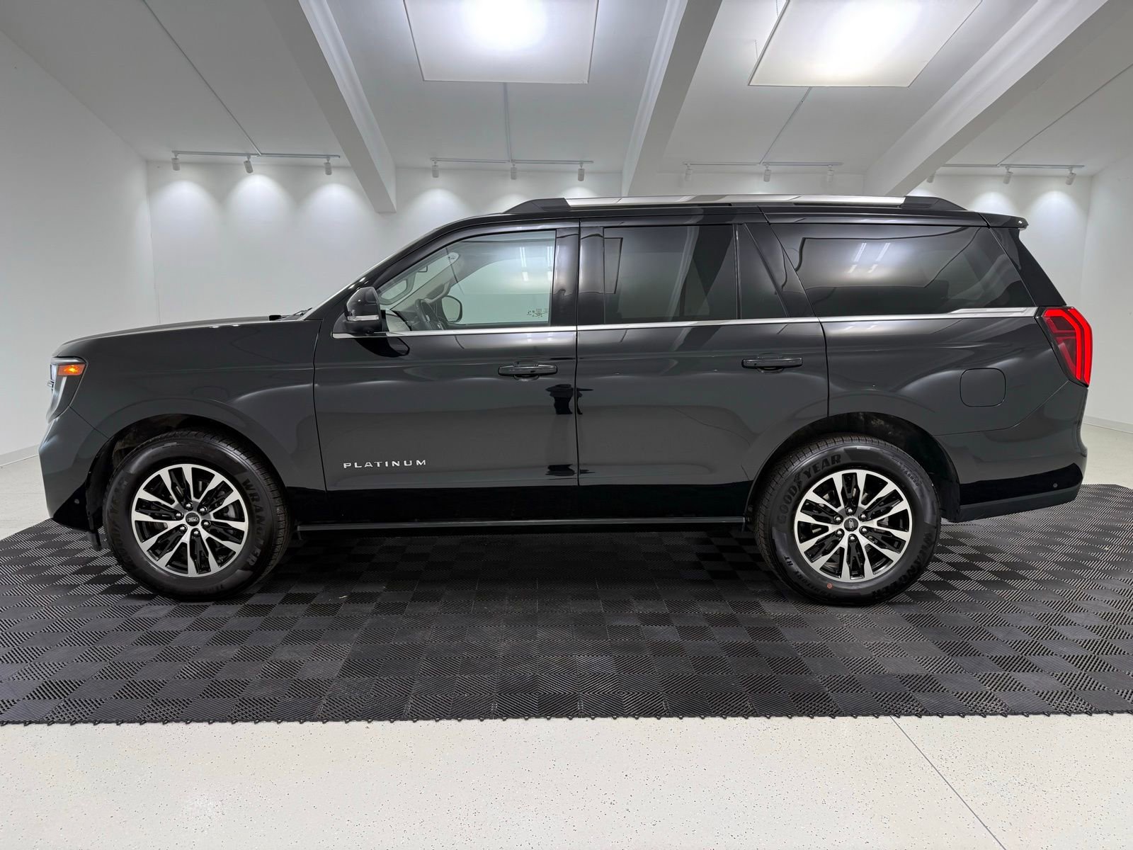 Used 2025 Ford Expedition Platinum AWD/4WD image 4