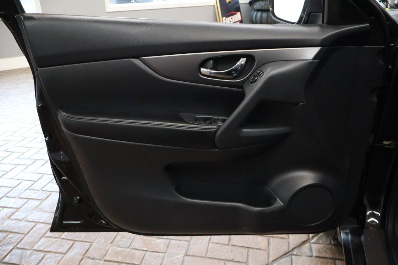Used 2016 Nissan Rogue SV AWD/4WD image 16