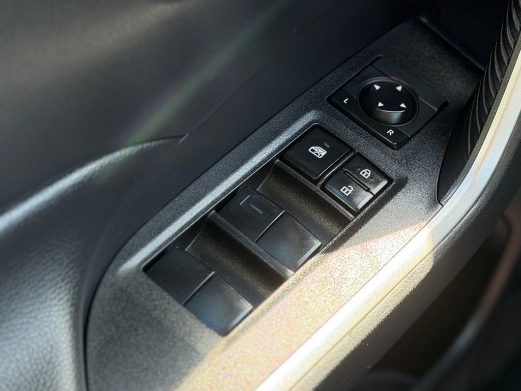 Used 2019 Toyota RAV4 LE AWD/4WD image 21