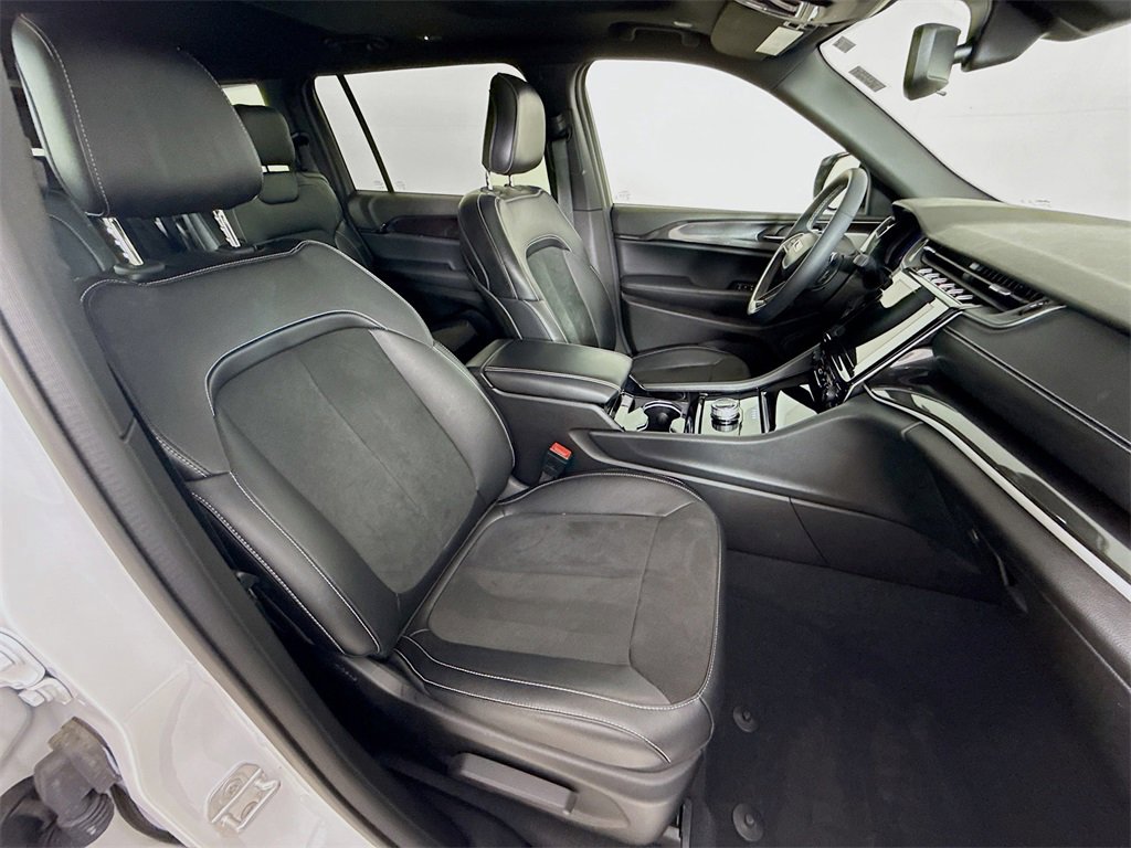 Used 2023 Jeep Grand Cherokee L Laredo image 29