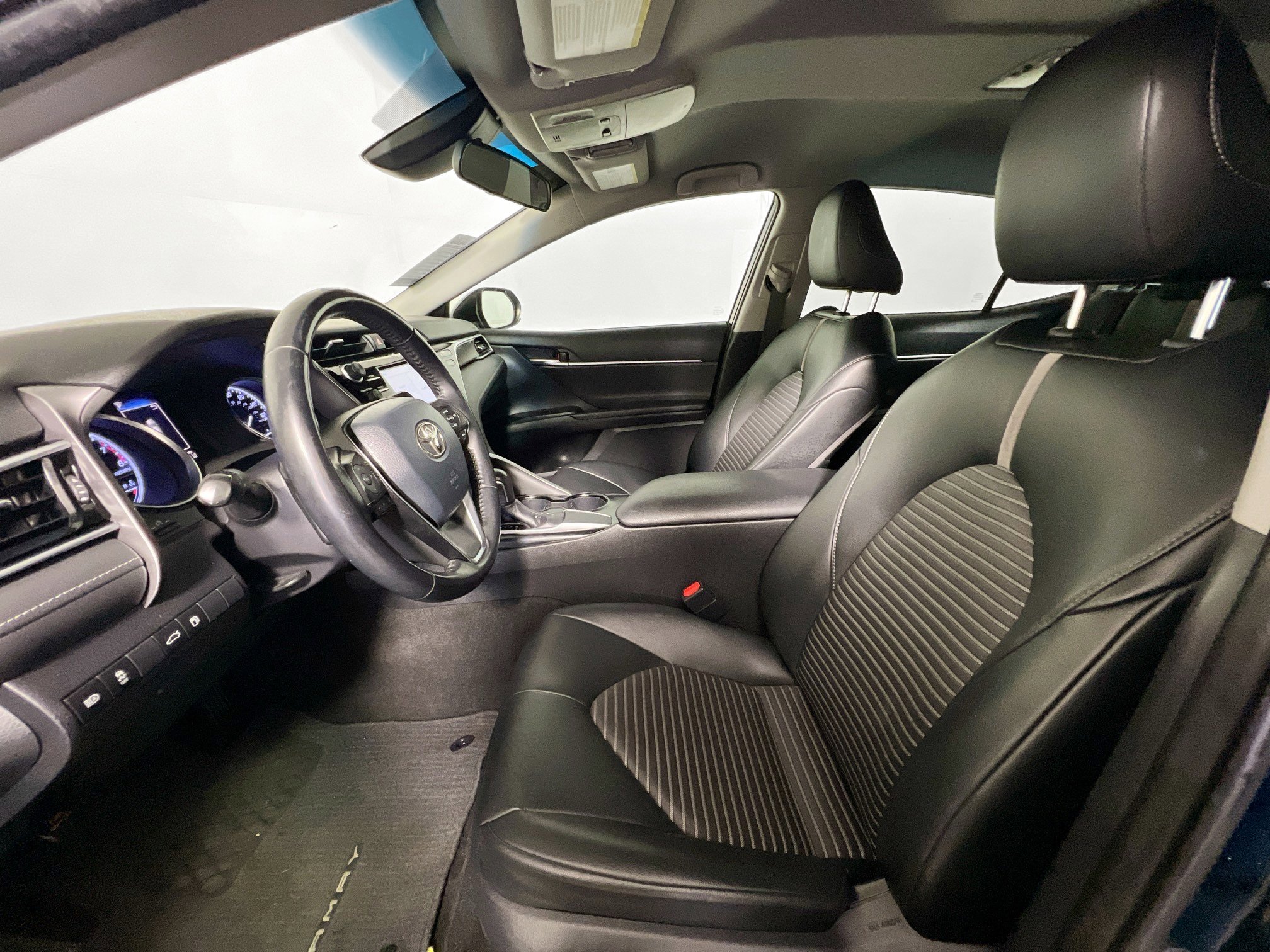 Used 2018 Toyota Camry SE FWD image 14