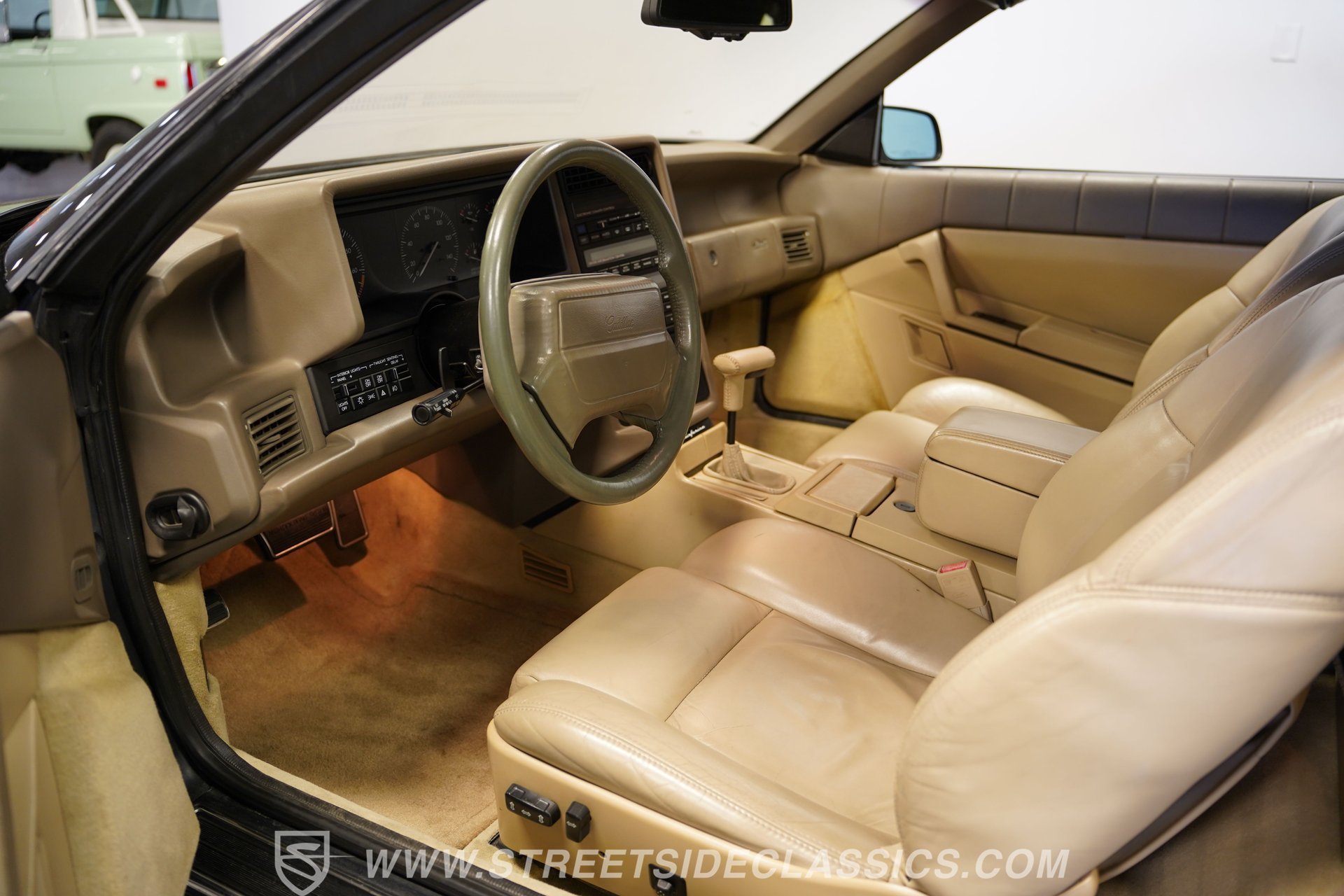 Used 1993 Cadillac Allante FWD image 4