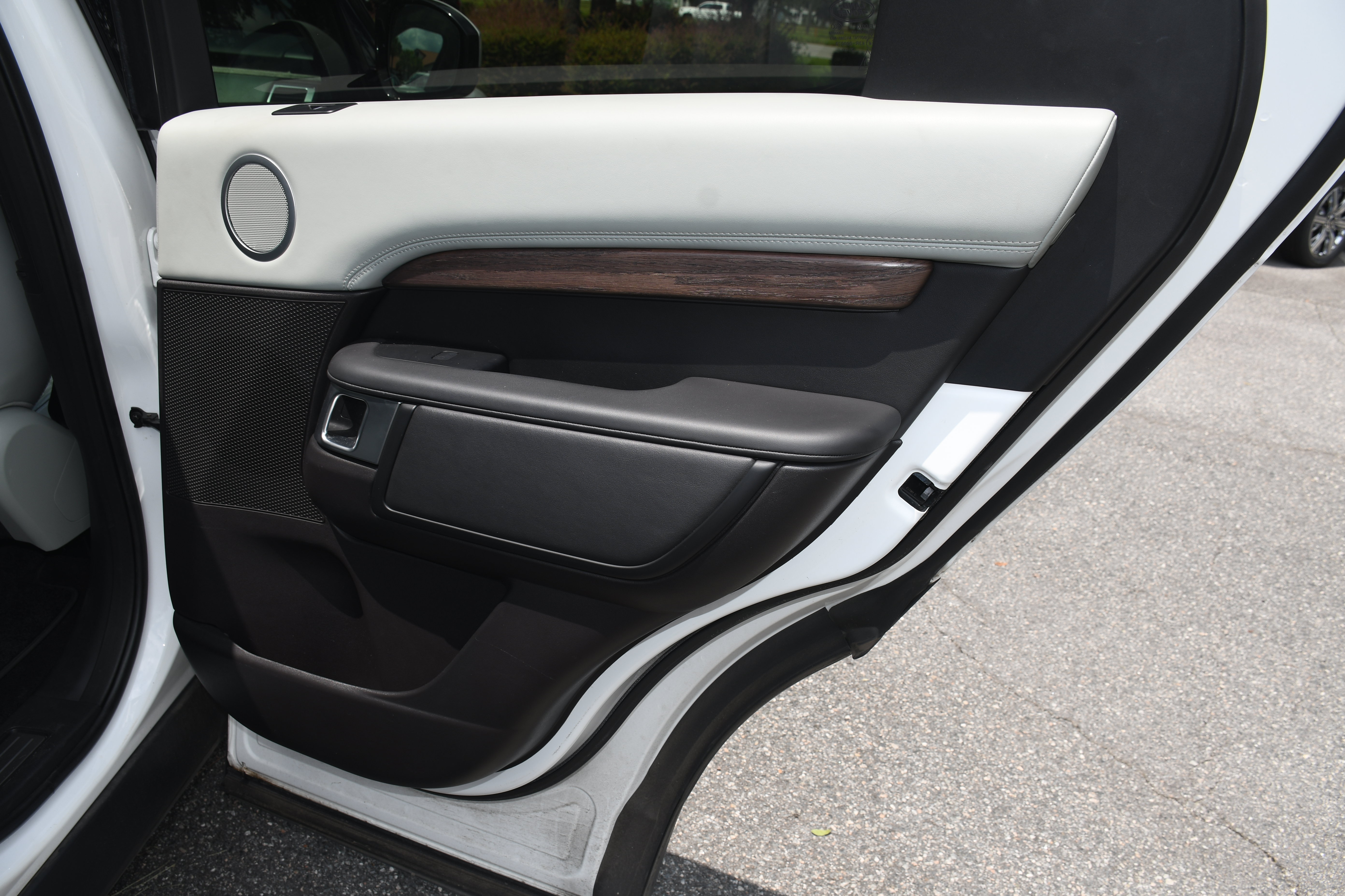 Used 2019 Land Rover Discovery HSE Luxury AWD/4WD image 25