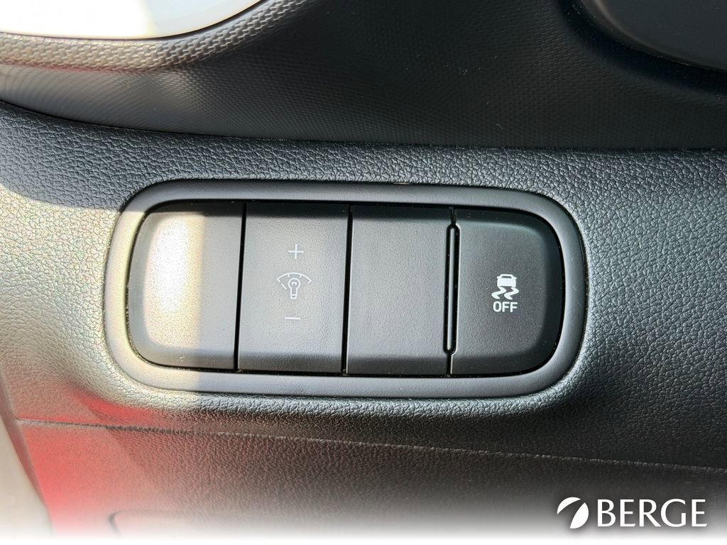 Used 2024 Hyundai Venue Limited image 20