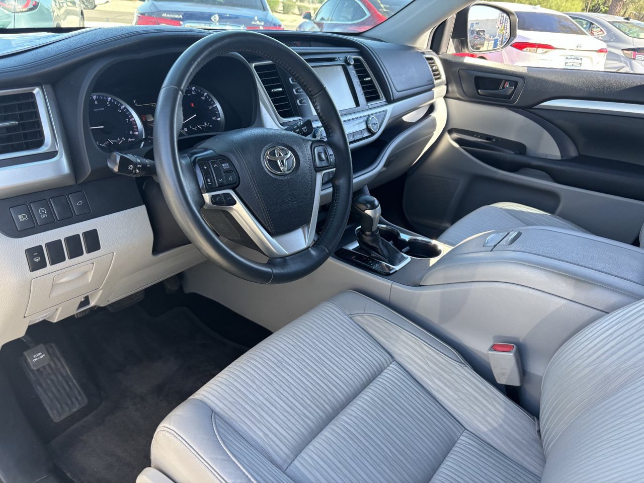 Used 2017 Toyota Highlander Plus w/ Carpet Mat Package FWD image 16