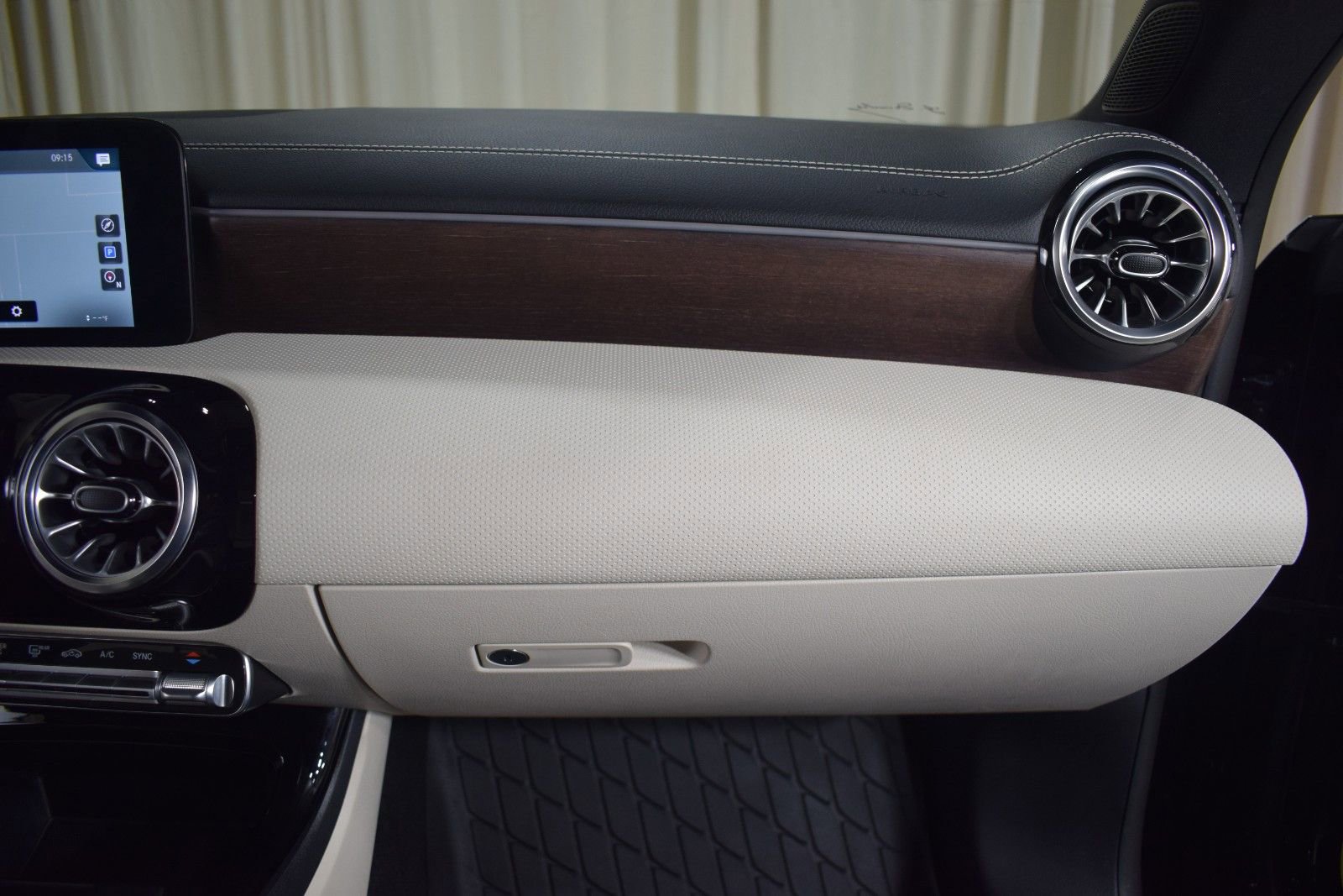 Used 2023 Mercedes-Benz CLA 250 4MATIC image 25