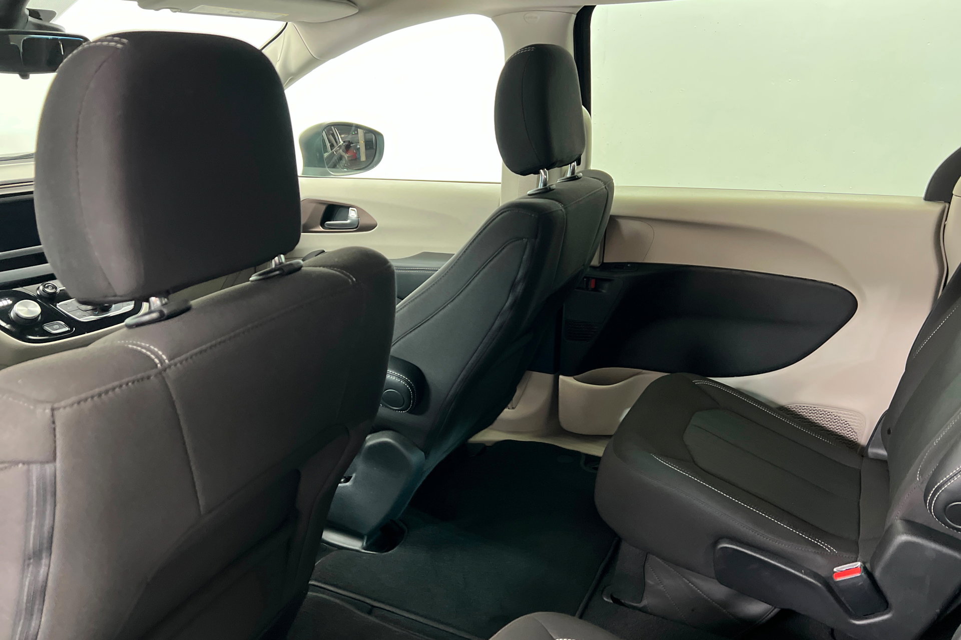 Certified 2023 Chrysler Voyager LX image 18