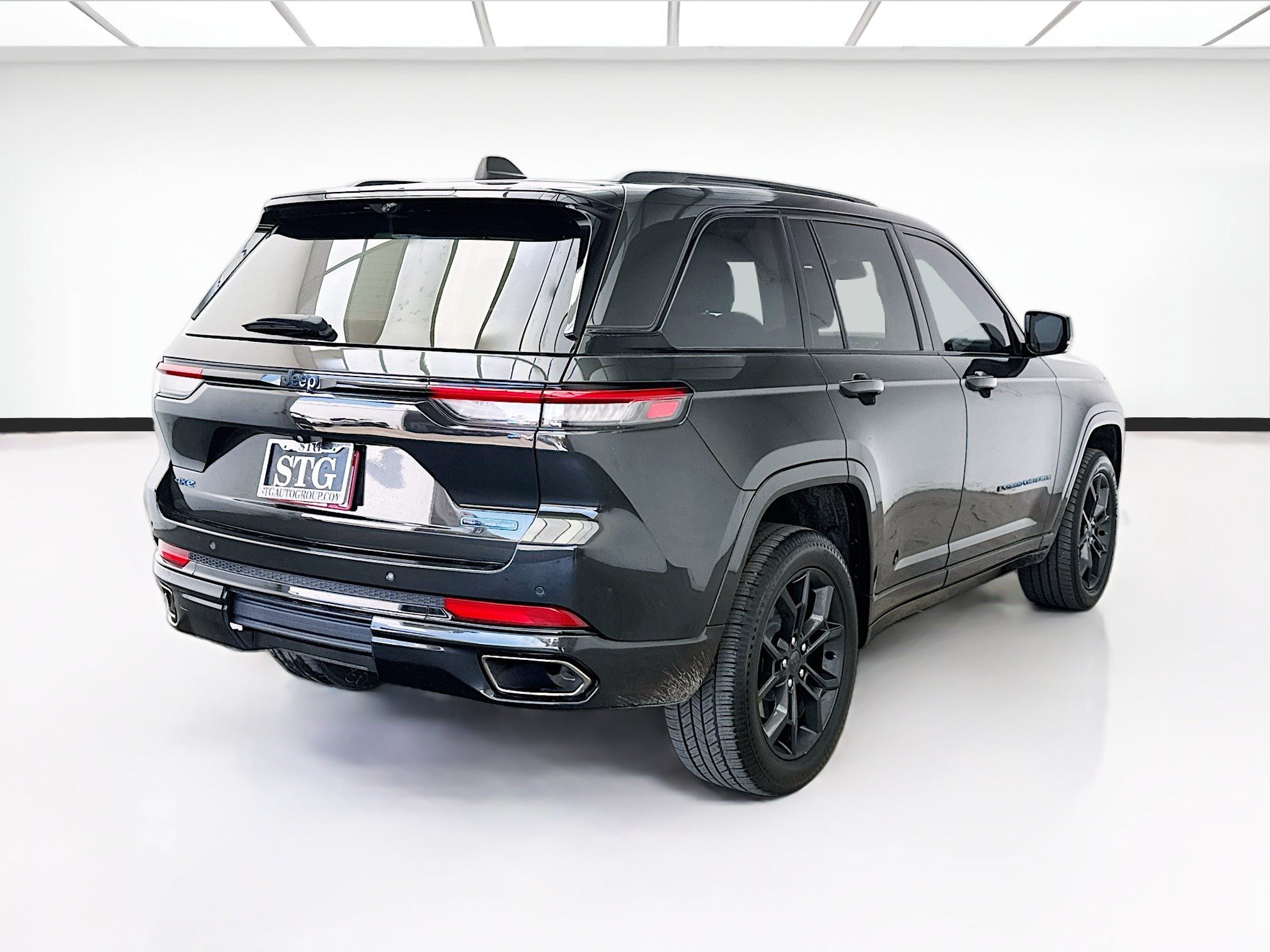 Used 2023 Jeep Grand Cherokee 30th Anniversary AWD/4WD image 4