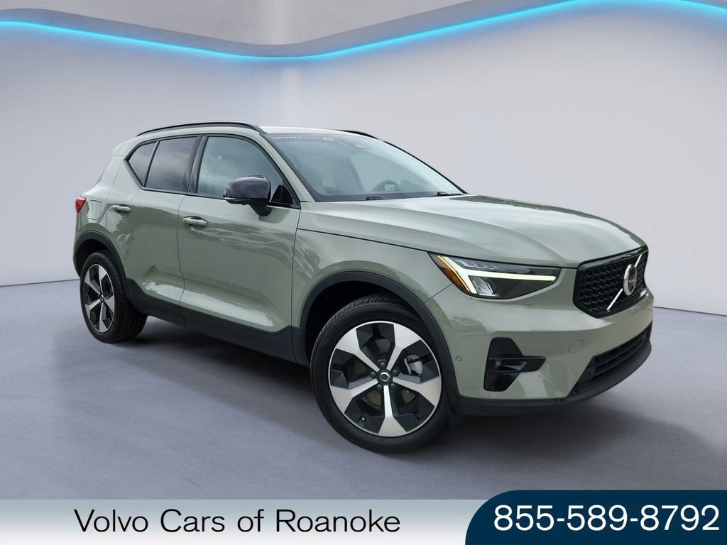 Certified 2025 Volvo XC40 B5 Plus AWD/4WD image 1
