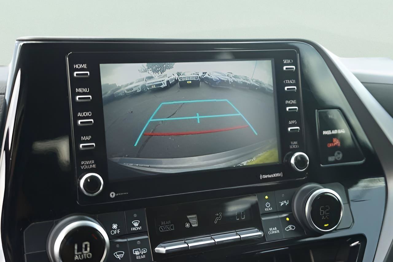 Used 2021 Toyota Highlander L FWD image 27